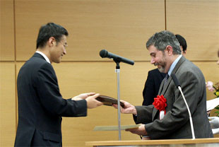 大林理事長から、クルーグマン教授に表彰状と賞金、記念品が手渡される