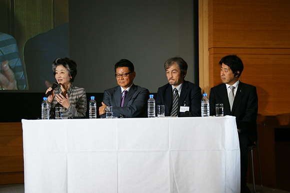 左から森評議員、伊東選考委員、 池田選考委員、田中氏