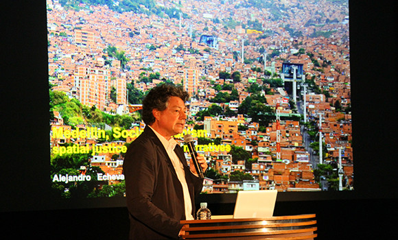 「Social Urbanism」　～spatial justice and urban narratives～　コロンビア　正義の都市再生物語　アレハンドロ・エチェベリ氏